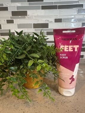 FREEMAN - Flirty Feet Peppermint & Plum Foot Scrub